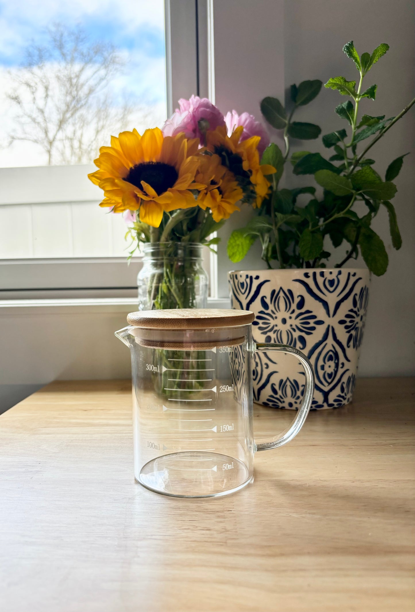 European Measuring Cup with Bamboo Lid